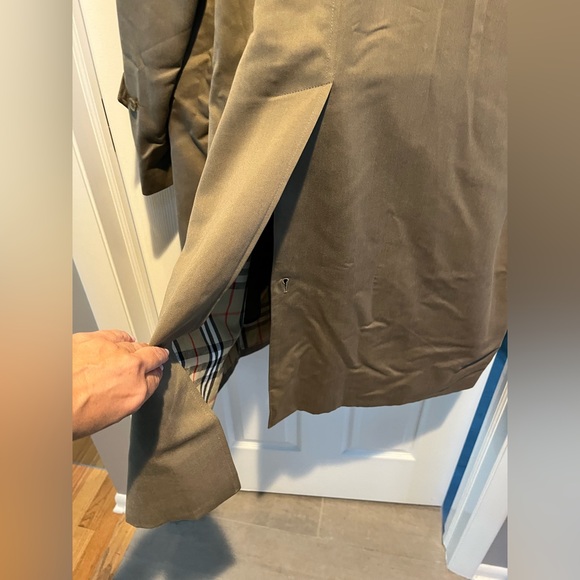 men’s tan Burberry lined trench coat.  Wool lining is removable. Size 46r. - Picture 6 of 16